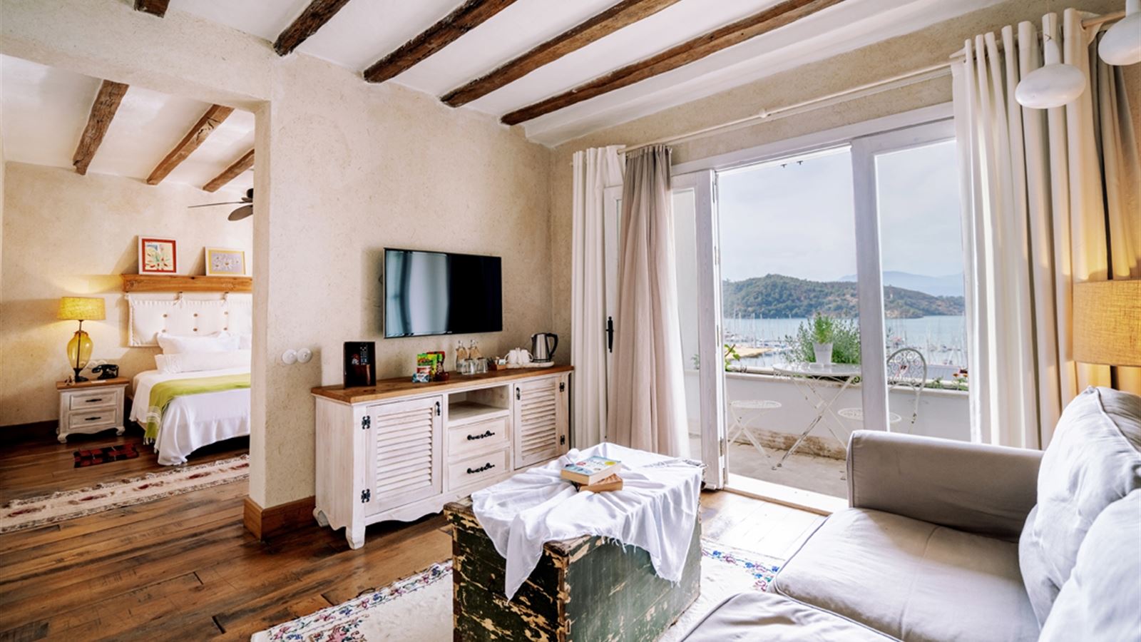 Hotel Unique marina manzaralı terası