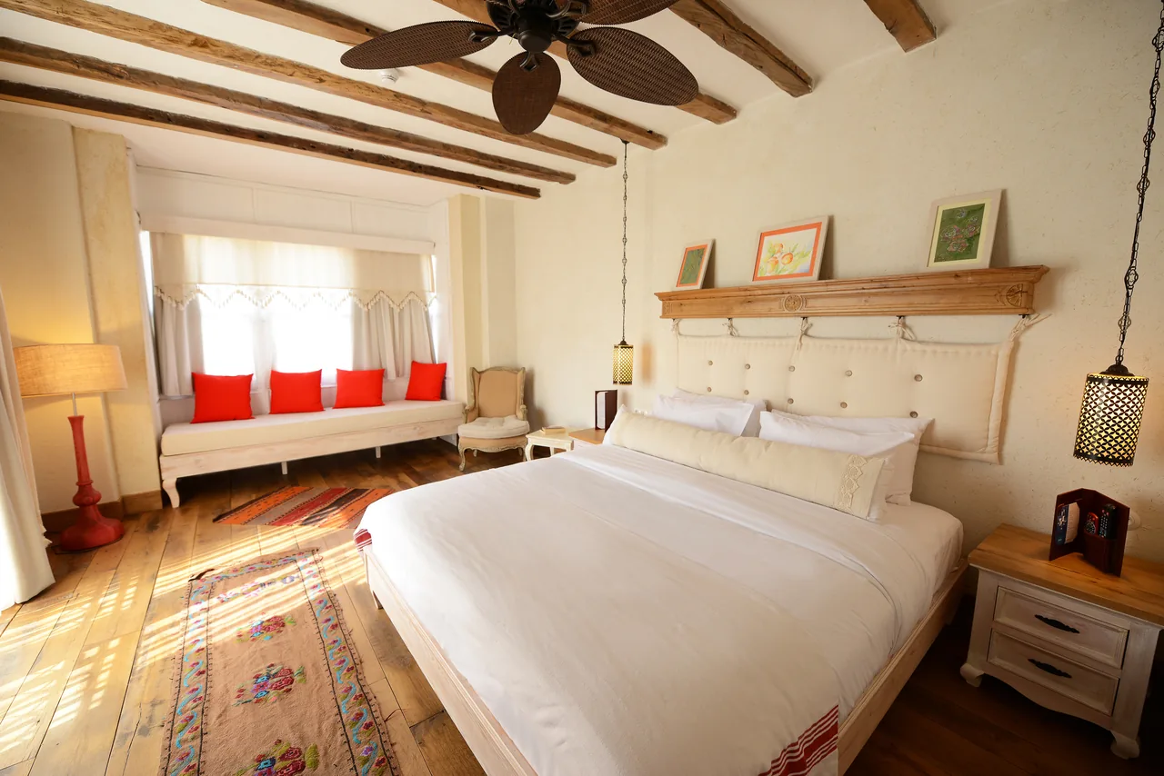 Hotel Unique Classic Oda taş ve ahşap detayları