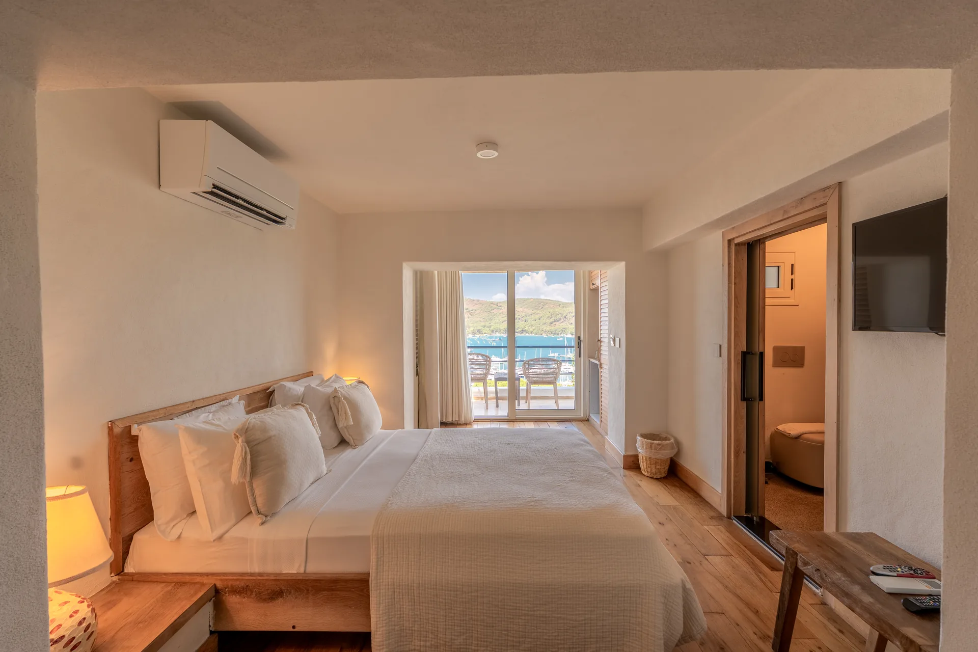 Sunset Promo yatak alanı ve deniz manzarası