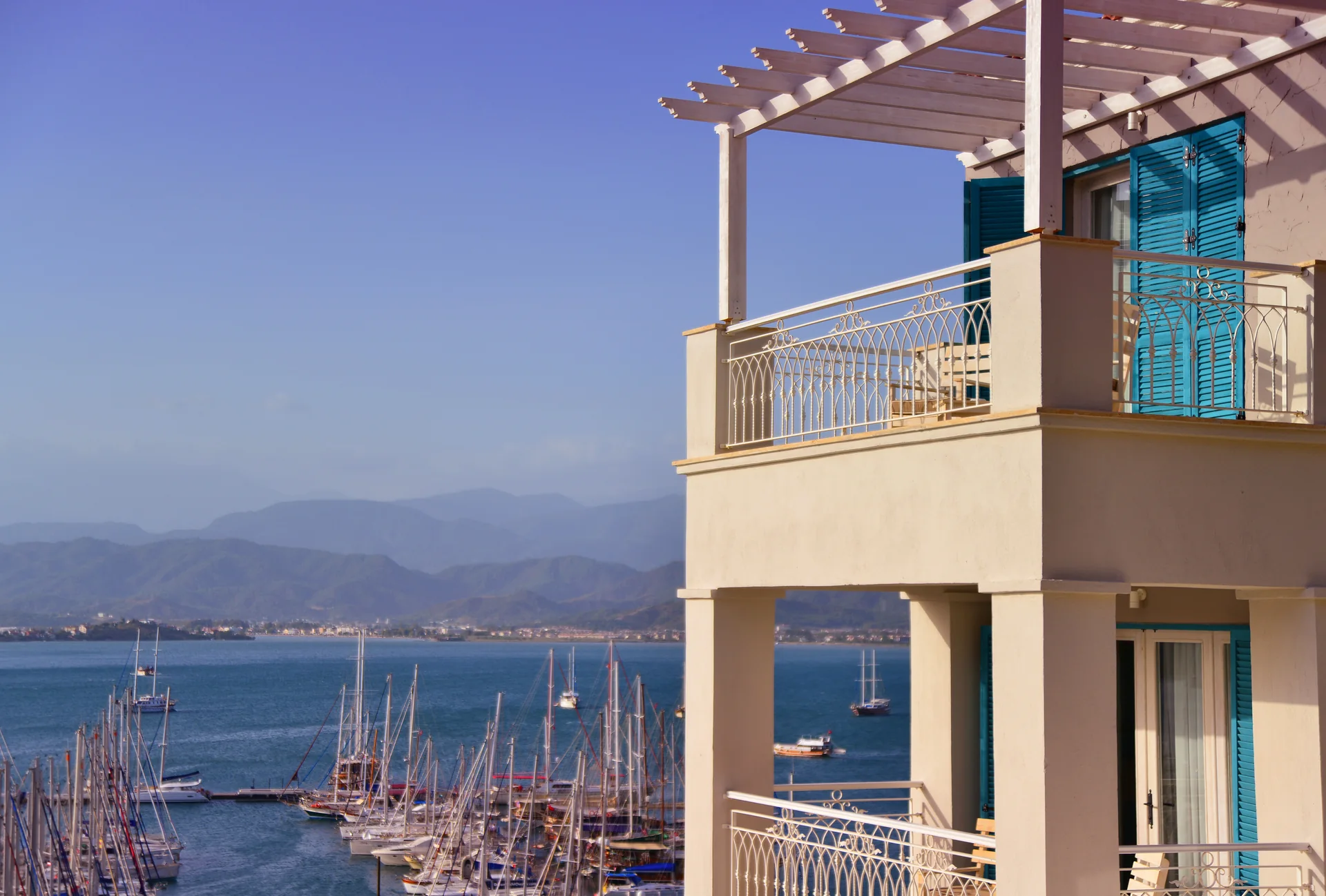 Hotel Unique balkonundan Fethiye Marina manzarası