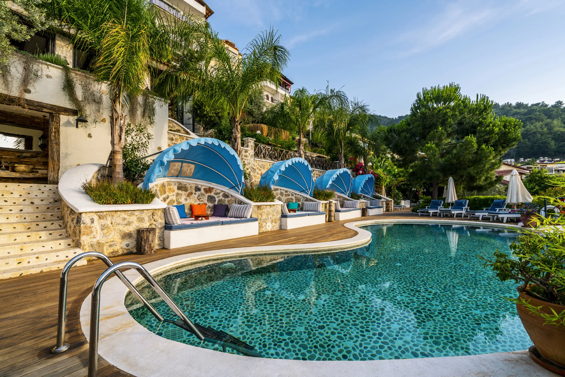 Hotel Unique havuz terası ve dinlenme alanı