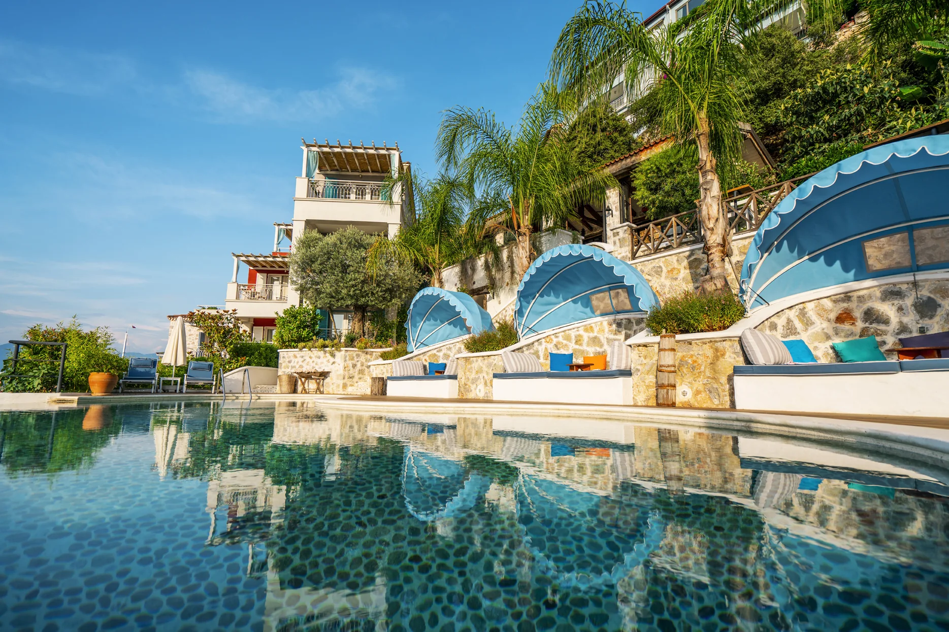 Hotel Unique açık havuzu ve taş mimarisi