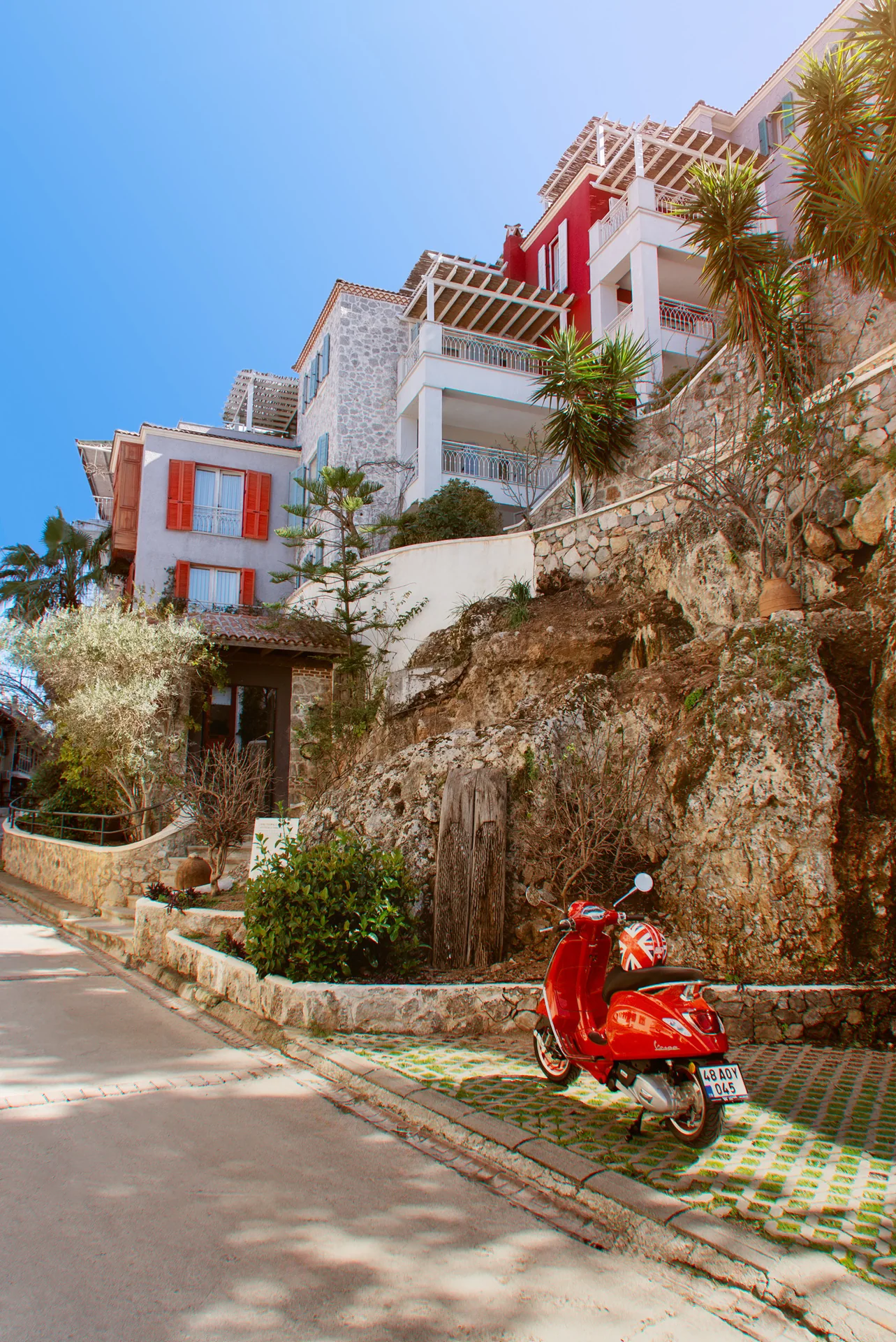 Hotel Unique önündeki kırmızı Vespa ve Fethiye yolu