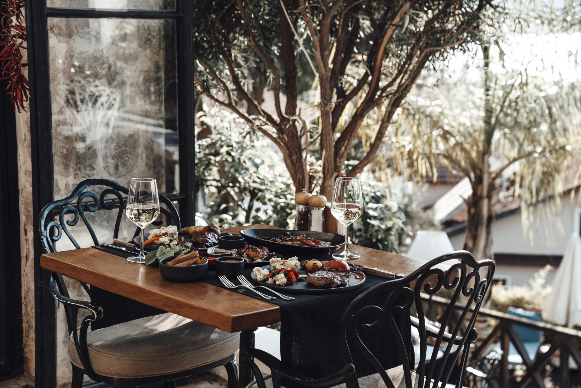 Nude Restaurant iç mekanda hazırlanmış masa