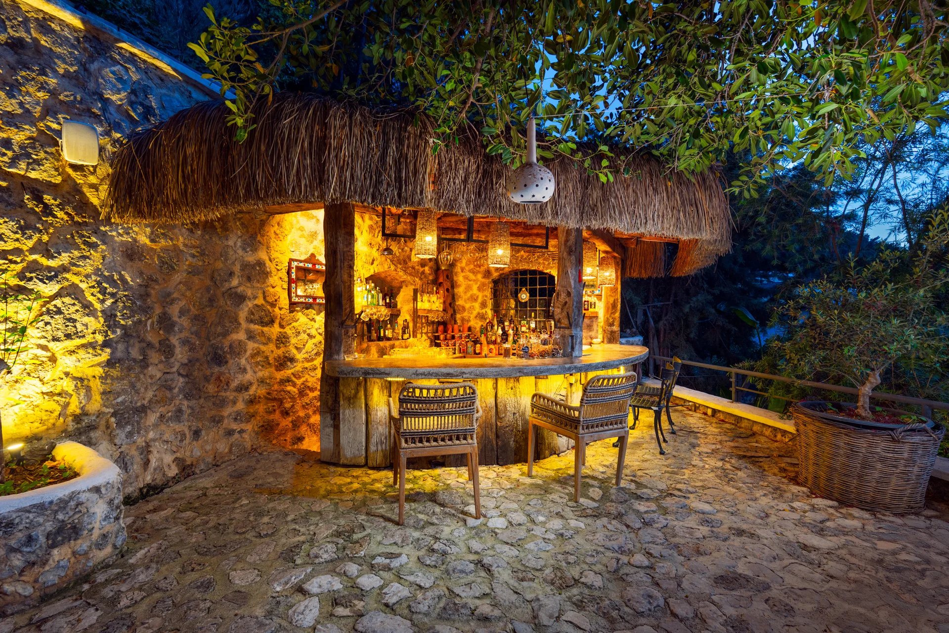 Nude Restaurant taş cephe ve cam detayları