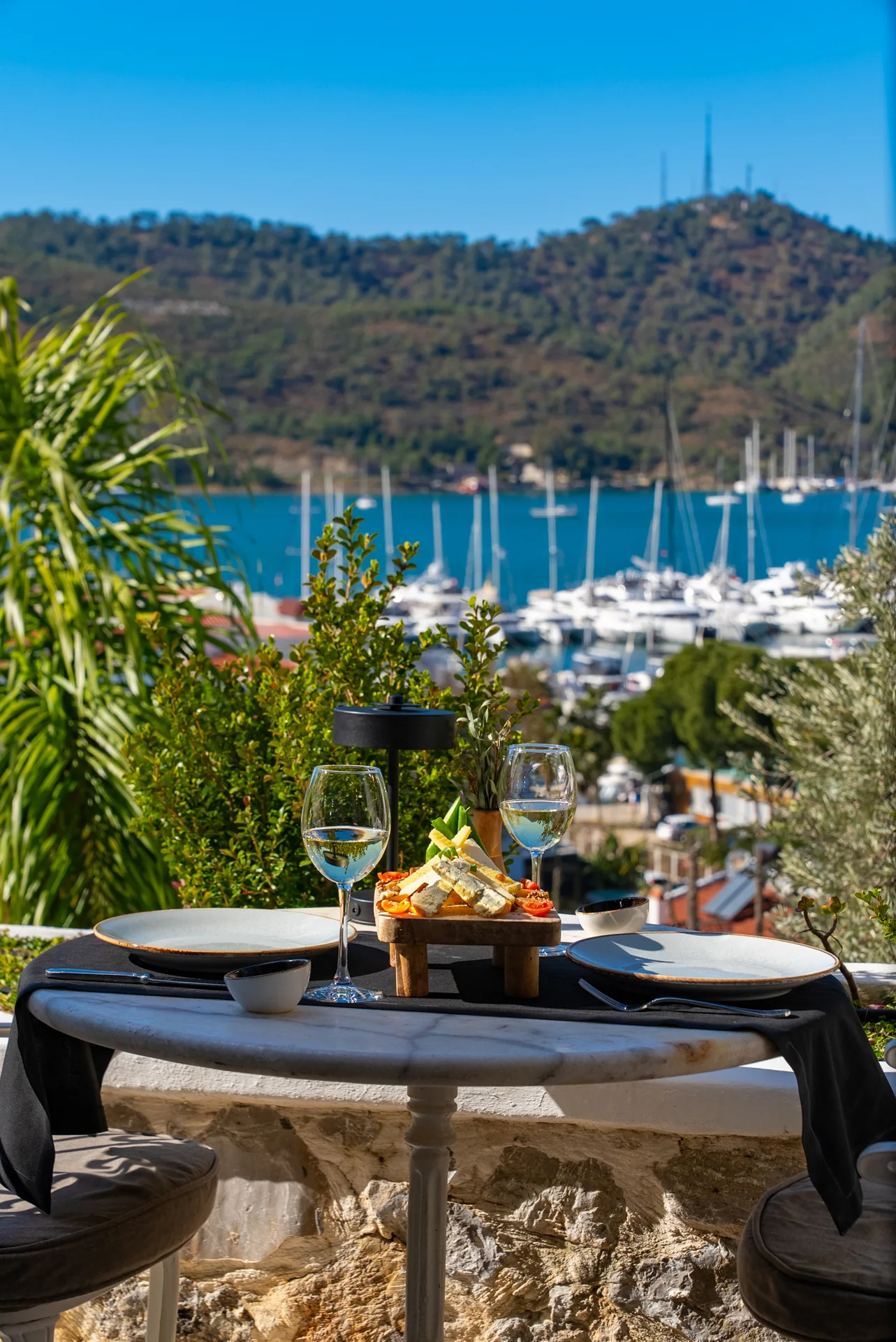 Nude Restaurant marina manzaralı akşam yemeği
