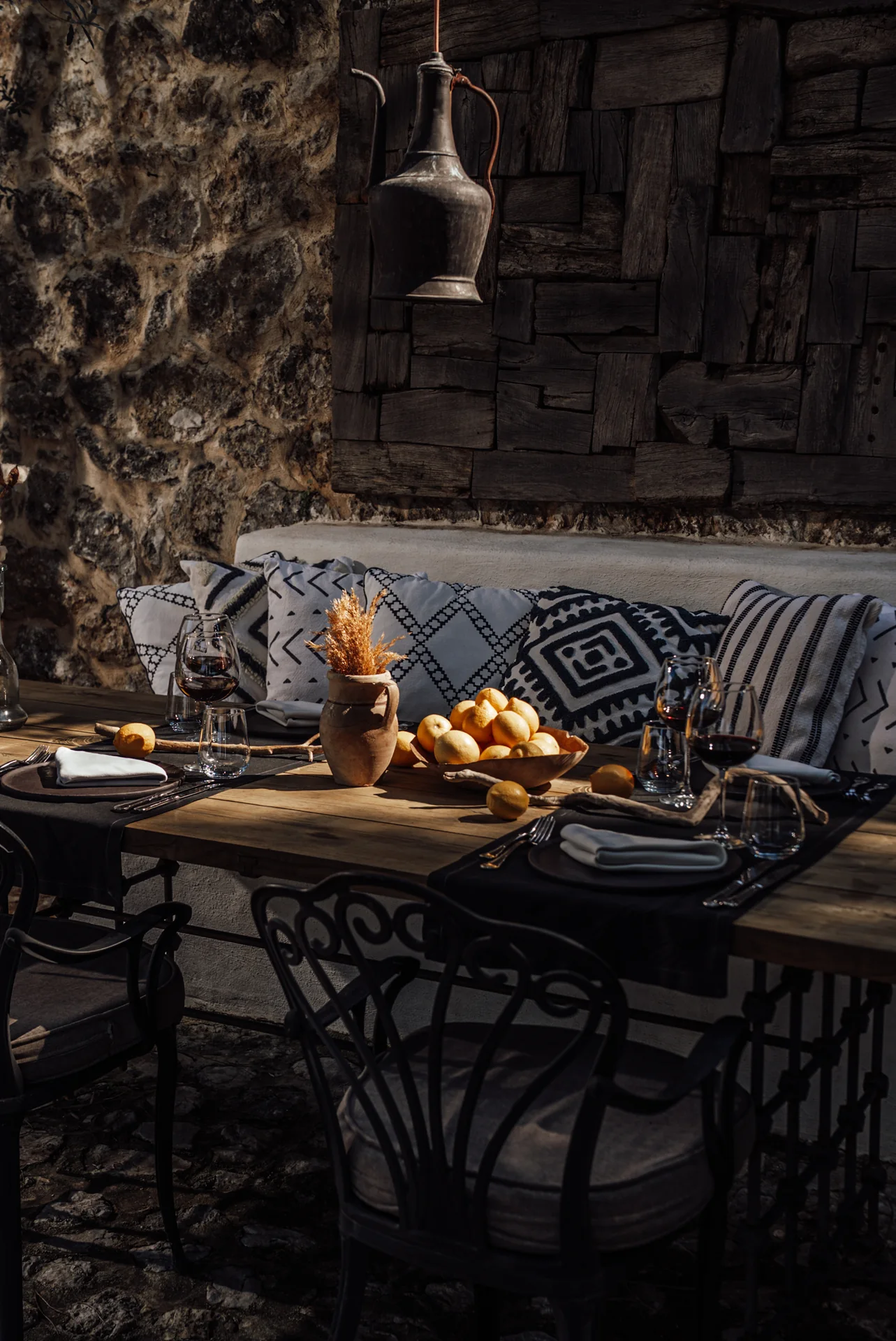 Nude Restaurant gün batımında marina manzaralı masa
